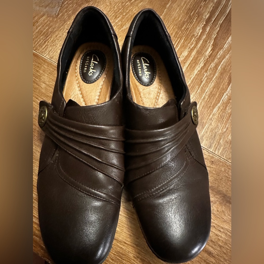 Woman's Clarks Hope Roxanne Chestnut Brown Slip Ons Size 8.5N